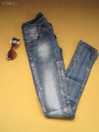 Стильные джинсы с серебристым декором, р.ХС