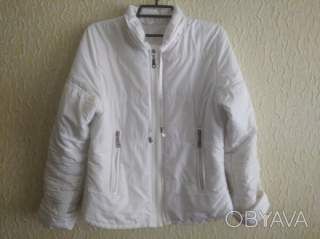 Белая женская короткая легенькая курточка на худеньких или девочке