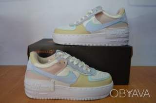 Кроссовки Nike Force разноцветные.