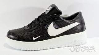 Кожаные кроссовки Nike.