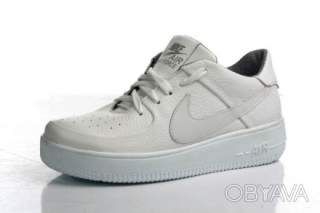 Кожаные кроссовки Nike.
