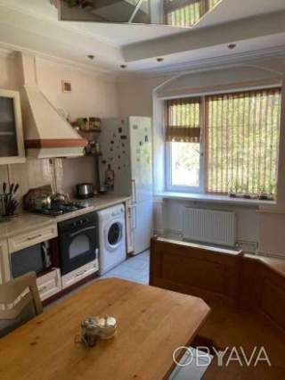 Продаж будинку в місті біля річки