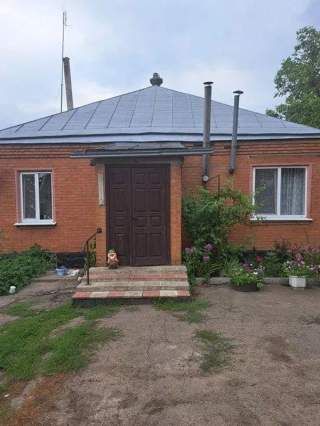 Продам просторний  будинок у передмісті.