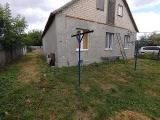 Продам у передмісті окремий будинок.