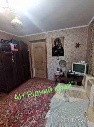 Здається затишна простора кімната в цегл.будинку