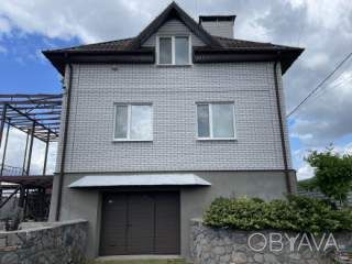 Новий двоповерховий будинок