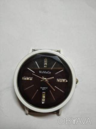 Жіночий красивий годинник, часи