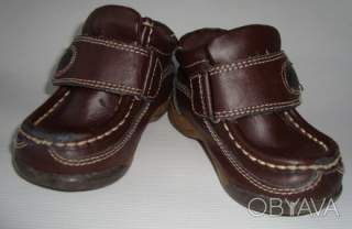 Пара коричневих дитячих черевиків перші кроки із застібками на липучках 20