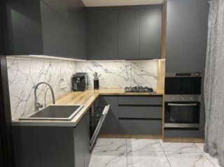 Продам 2к квартиру, 45кв.м. з ремонтом, р-н 11-ї школи, з гаражем