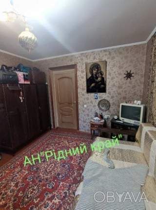 Здається затишна простора кімната в цегл.будинку