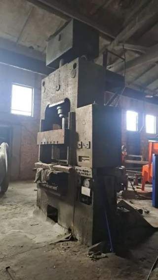 Прес ДБ2434 гідровлічний зусилля 250 тон