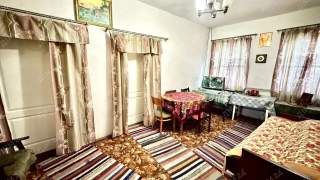 Великий будинок поряд з Новими Санжарами